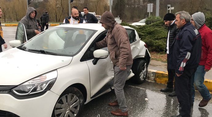 Düzce'de ambulans otomobille çarpıştı: 1 yaralı