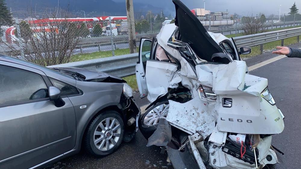 Düzce TEM'de 12 araç zincirleme kaza: 9 yaralı