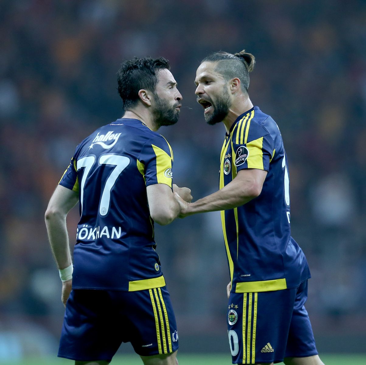 Galatasaray Fenerbahçe derbisinde Gökhan-Diego kavgası