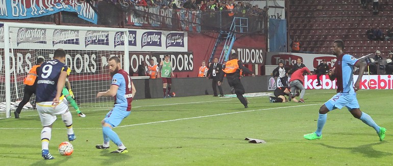 Trabzon taraftarı sahaya indi hakemi dövdü, maç tatil edildi (TS-FB ÖZET)