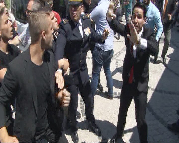 CHP'liler şehit yakınına saldırdı