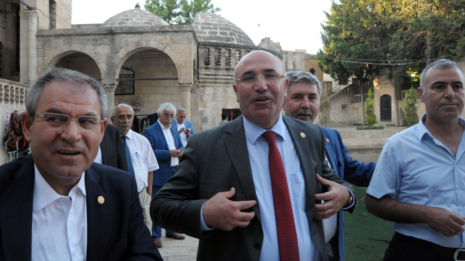 Şanlıurfa'da CHP'li vekillere yumurtalı protesto