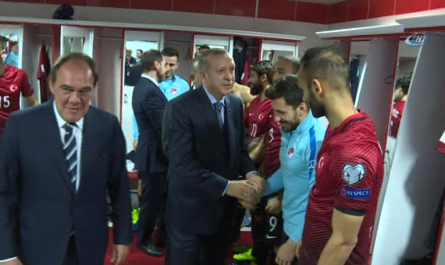 Cumhurbaşkanı Erdoğan, soyunma odasına indi, Millilere başarılar diledi