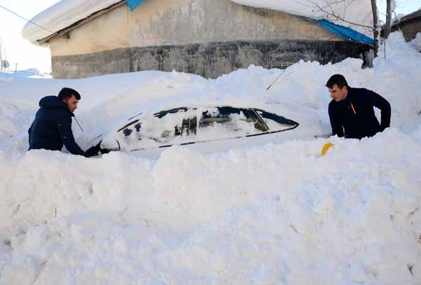 Bu fotoğraflar Türkiye'den! Ev ve araçlar kara gömüldü