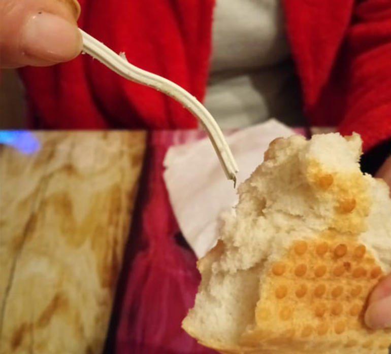 Ekmeğin içinden çıkan cisim şoke etti