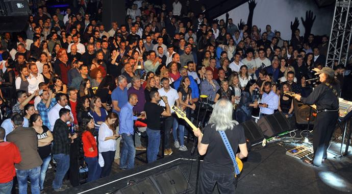 Usta ses Erkin Koray'dan son sahne!