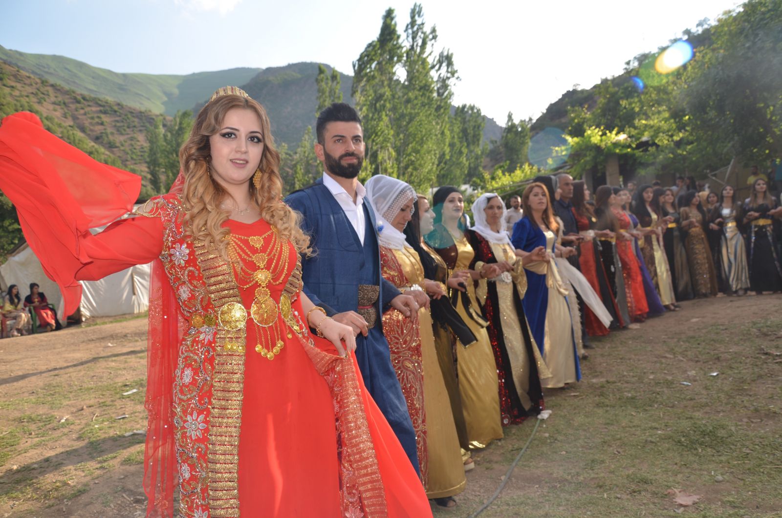 Aşiret düğününde geline bir kilo altın, damada ise 100 bin lira takıldı