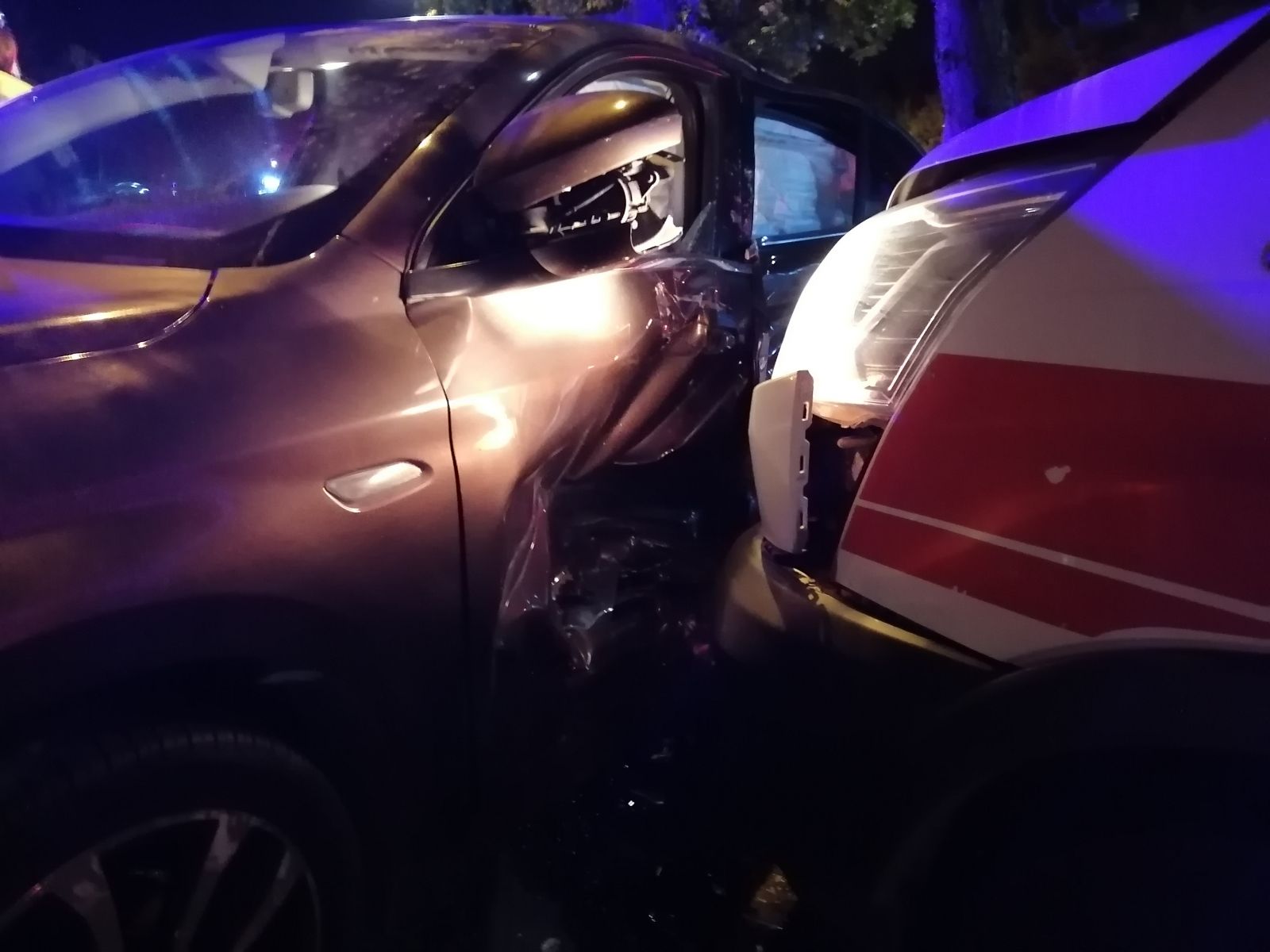 Erzurum'da ambulans otomobille çarpıştı, yaralılar var