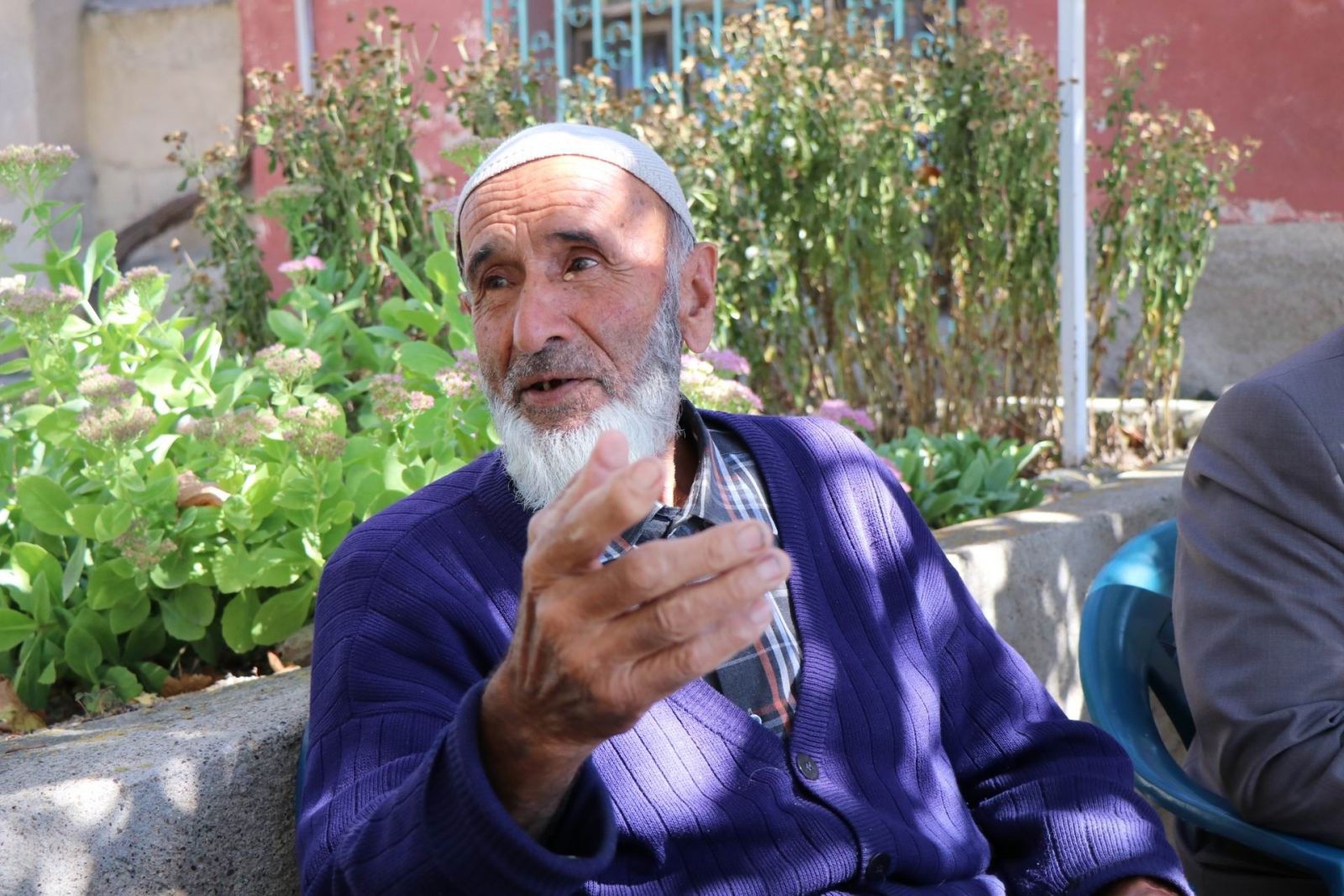 53 yıldır engelli oğluna bakan Emin amca, devlet başka ülkelere muhtaç olmasın diye engelli maaşı almamış