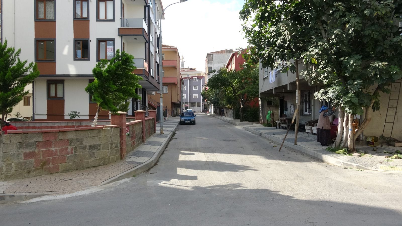 Eşiyle tartışan kadın kendisini ikinci kattan aşağı attı