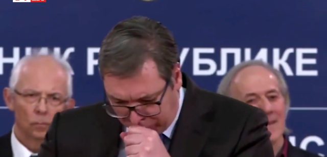 Sırbistan Cumhurbaşkanı Aleksandar Vucic, koronavirüs açıklaması yaparken öksürük krizine girdi
