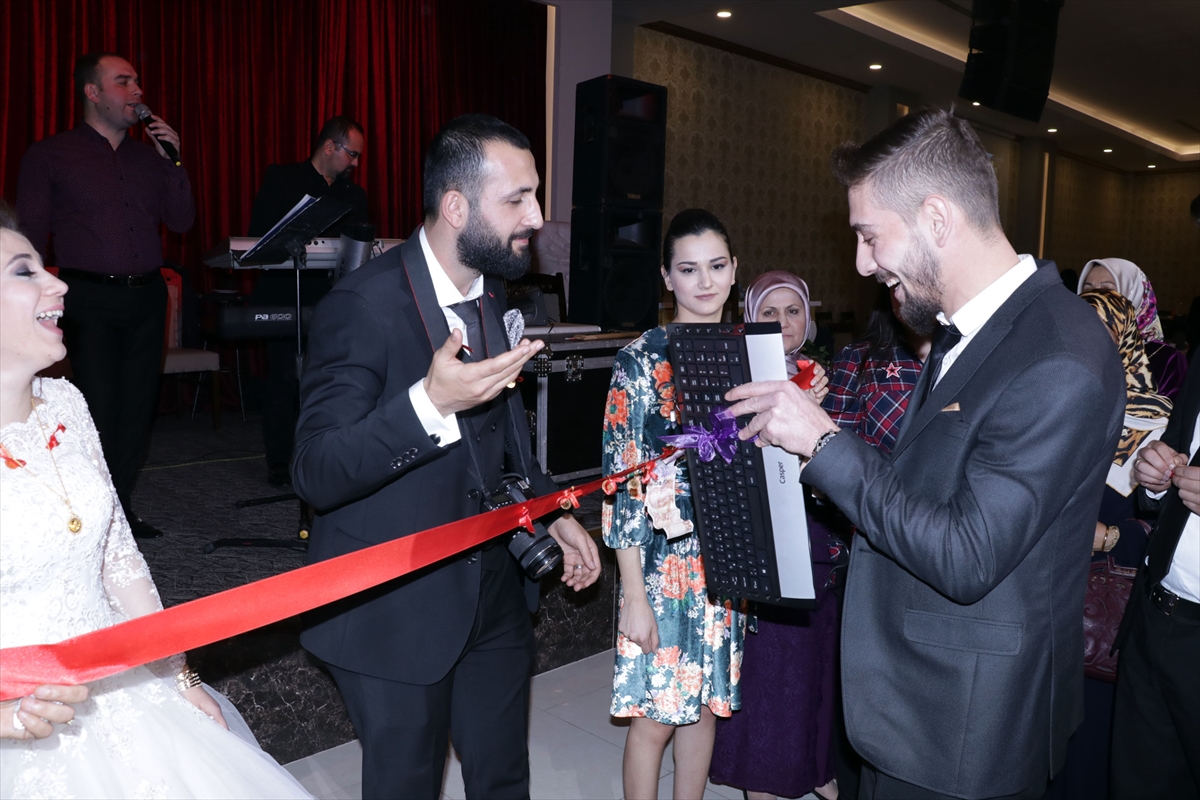 Evlenen gazeteciye klavye taktılar