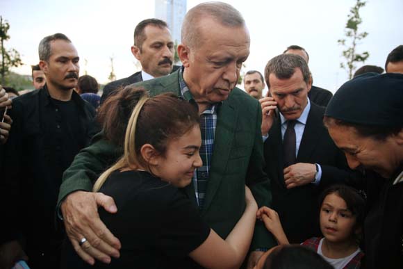 Cumhurbaşkanı Erdoğan sahilde vatandaşlarla iftar yaptı