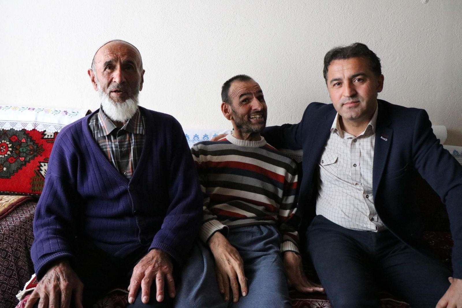 53 yıldır engelli oğluna bakan Emin amca, devlet başka ülkelere muhtaç olmasın diye engelli maaşı almamış