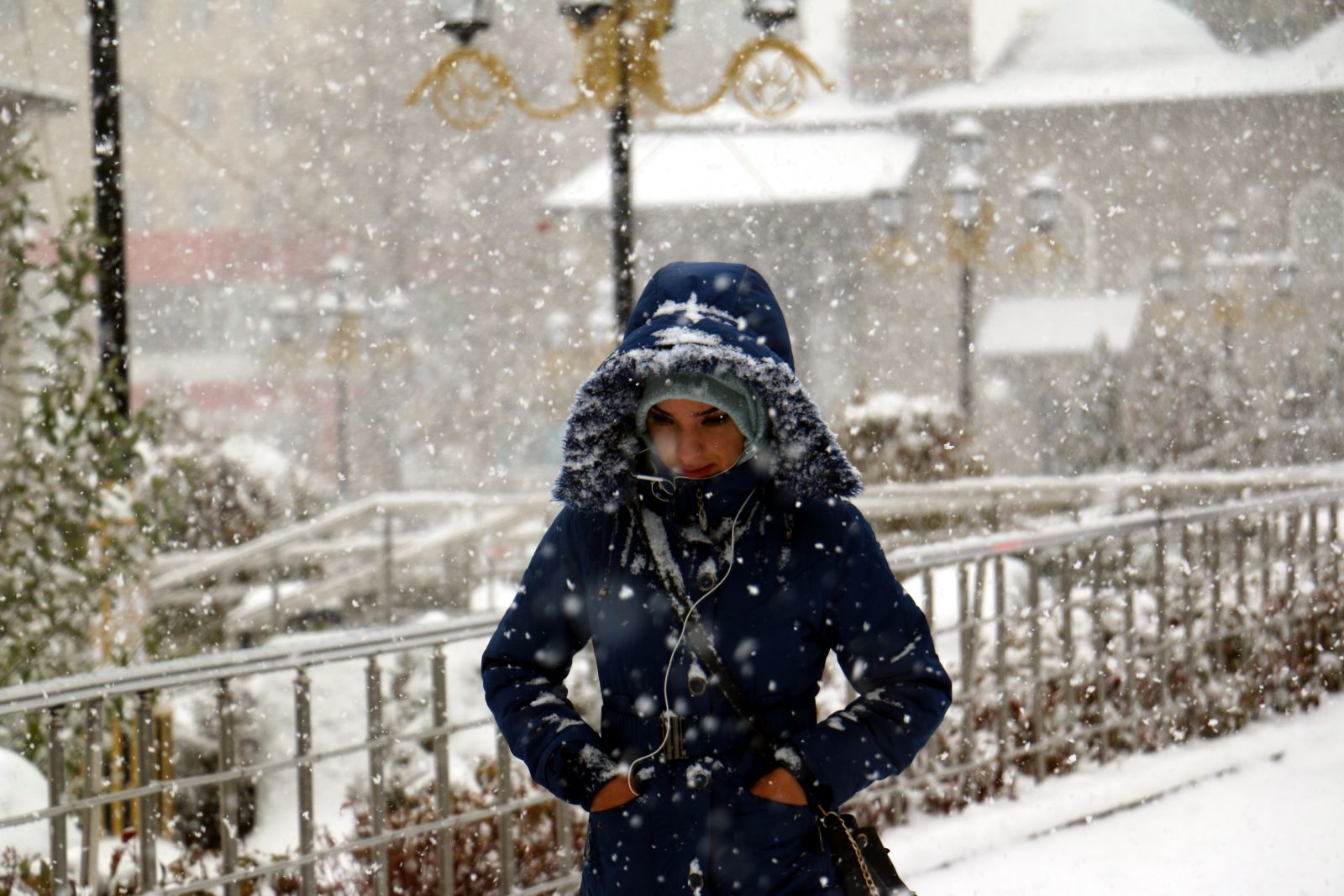 Erzurum'da şehir merkezine mevsimin ilk karı yağdı