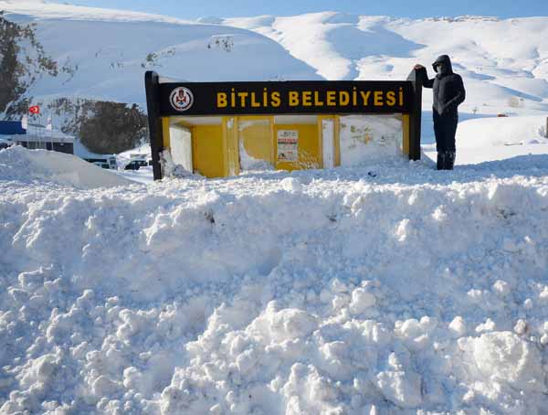 Bu fotoğraflar Türkiye'den! Ev ve araçlar kara gömüldü