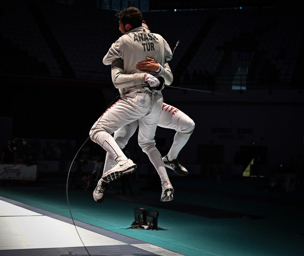 Erkek Kılıç Milli Takımı'ndan Avrupa'da büyük başarı