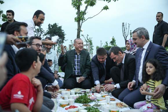 Cumhurbaşkanı Erdoğan sahilde vatandaşlarla iftar yaptı