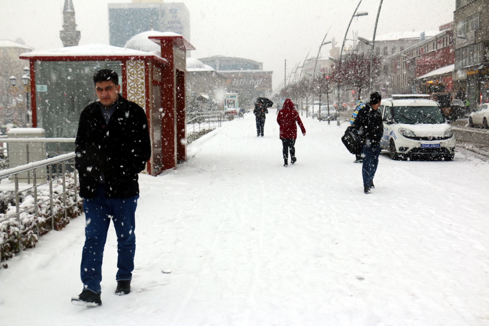 Erzurum'da şehir merkezine mevsimin ilk karı yağdı