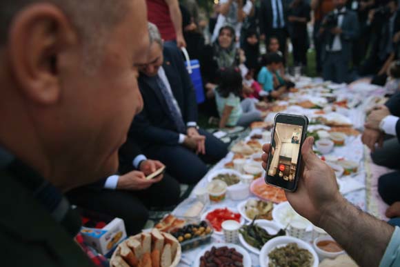 Cumhurbaşkanı Erdoğan sahilde vatandaşlarla iftar yaptı