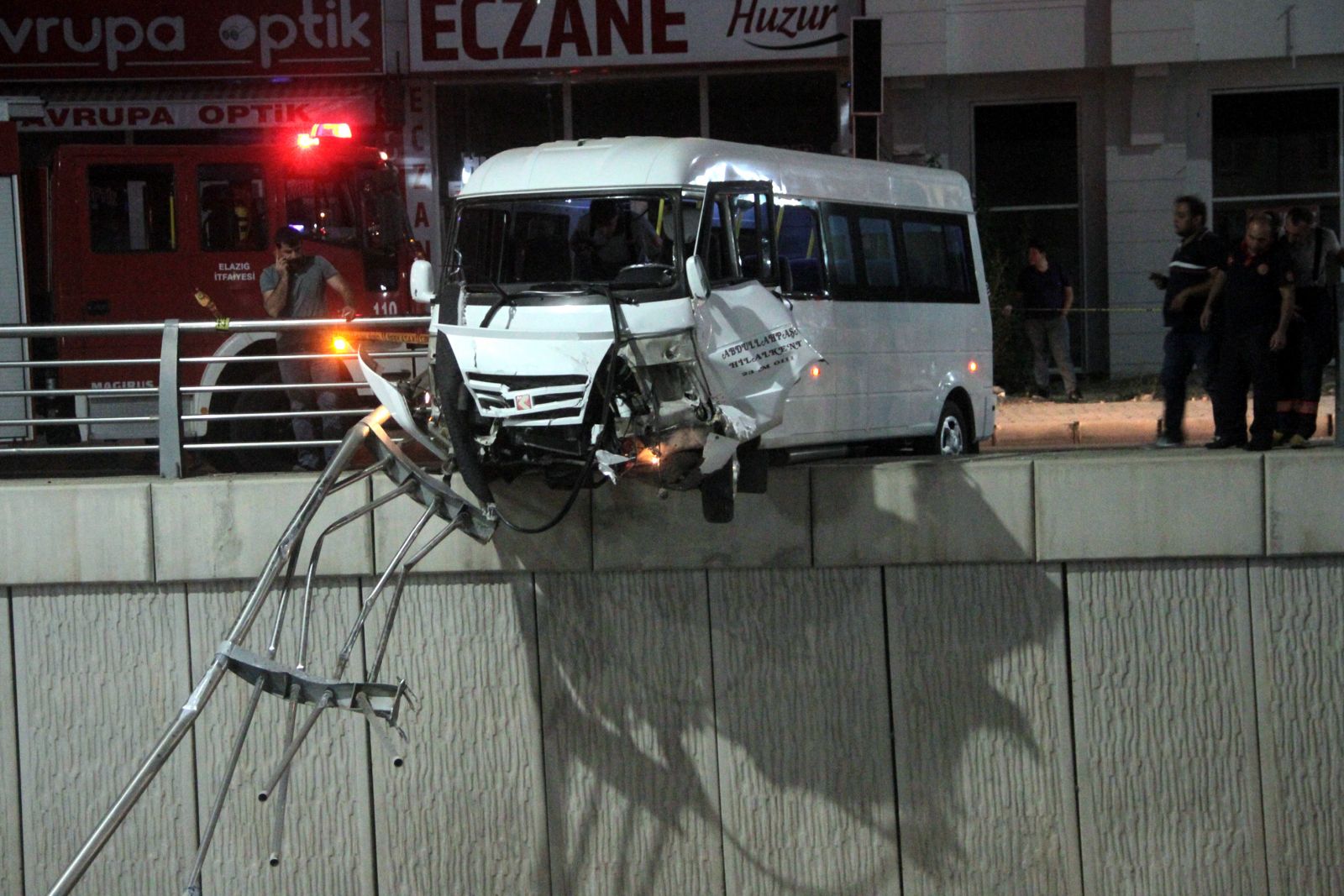 Elâzığ'da feci kaza: 7 yaralı Elâzığ'da feci kaza: 7 yaralı