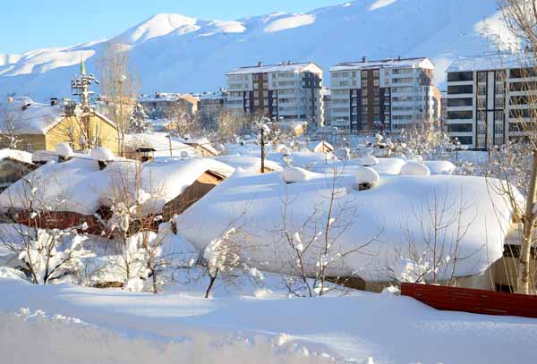 Bu fotoğraflar Türkiye'den! Ev ve araçlar kara gömüldü