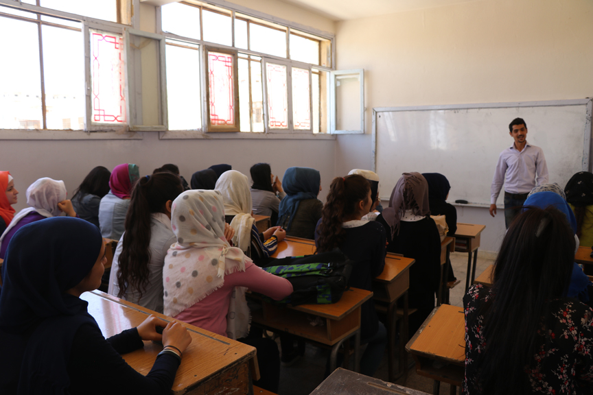 Afrin merkezinde teröristlerin durdurduğu eğitim yeniden başladı