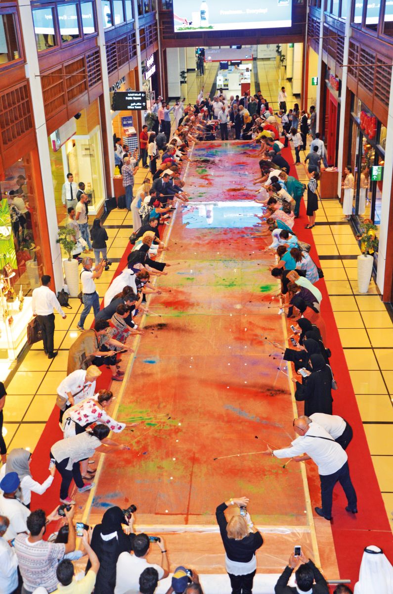 Dünyanın en büyük ebrusu Abu Dabi’de yapıldı