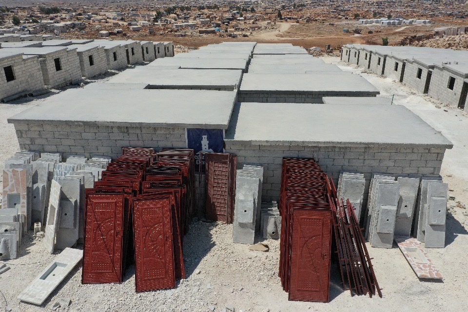 İdlib'de briket evler, savaş mağduru ailelere teslim ediliyor