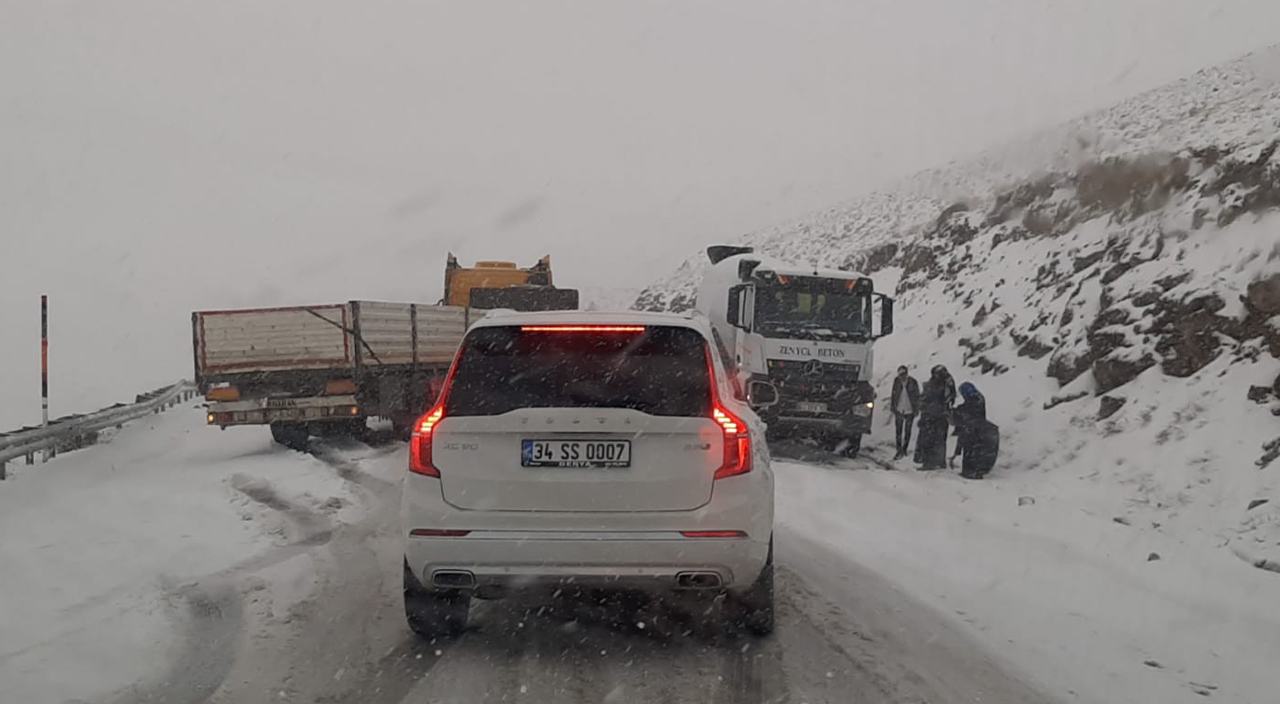 Mayıs ayında ulaşıma kar engeli: Onlarca araç mahsur kaldı