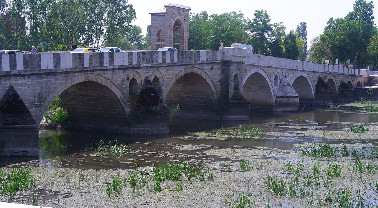 Sıcak hava kavurdu: Asfalt eridi, termometreler 40 dereceyi gösterdi