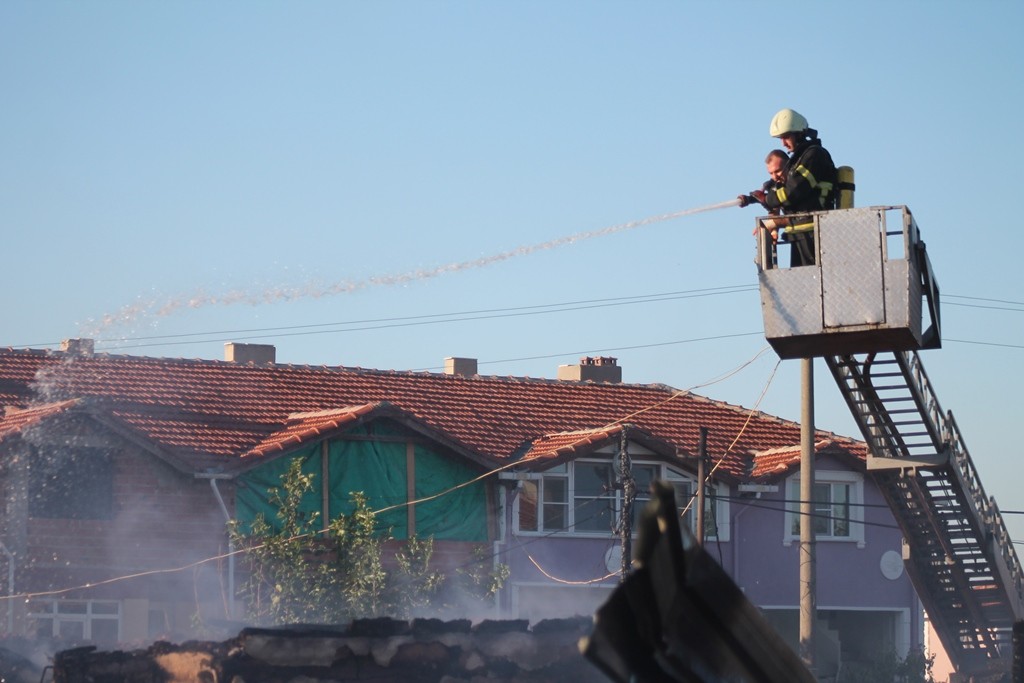 Edirne’de yangında 3 ev kül oldu