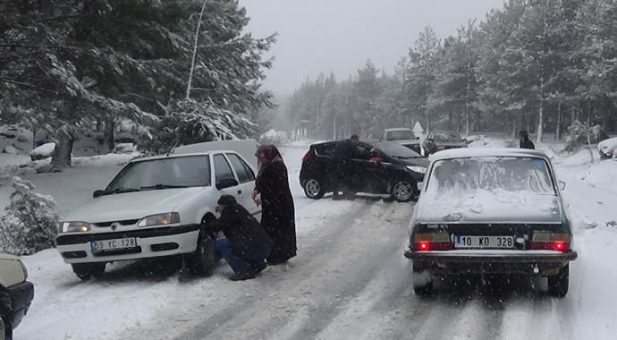 Kazdağları’nda kar yağışı nedeniyle araç sahipleri zor anlar yaşadı
