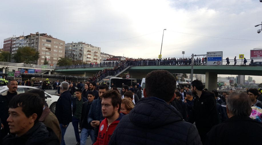 İstanbul'da yayalar E-5'e akın etti