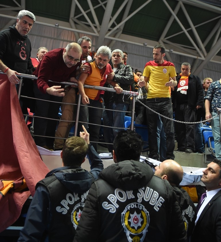 Galatasaray maçında ortalık karıştı