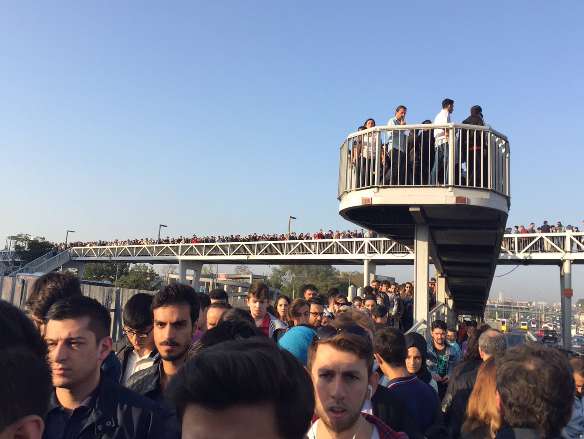 İstanbul'da yayalar E-5'e akın etti