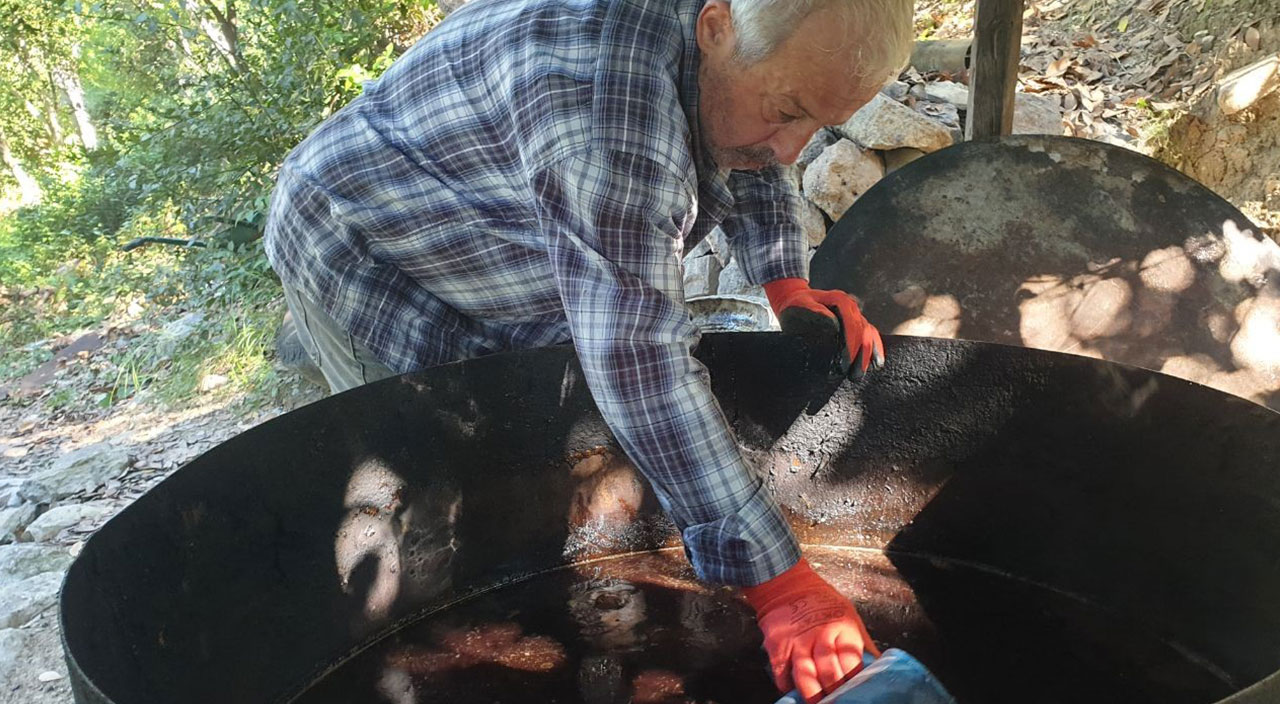 Binbir zahmetle üretiliyor, litresi 120 liradan satılıyor!
