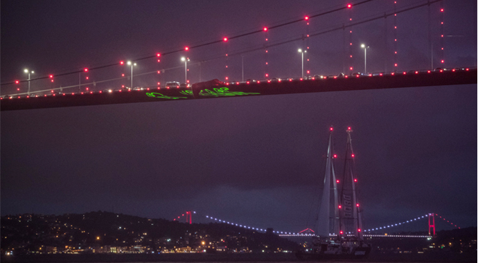 Greenpeace'in Rainbow Worrior gemisi İstanbul Boğazı'nda