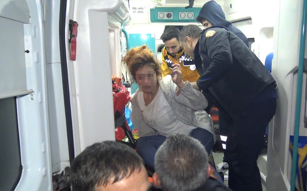 Uçuruma düşen kadın kendisini kurtarmak isteyen ekiplere cep telefonu bulmadan çıkmam dedi