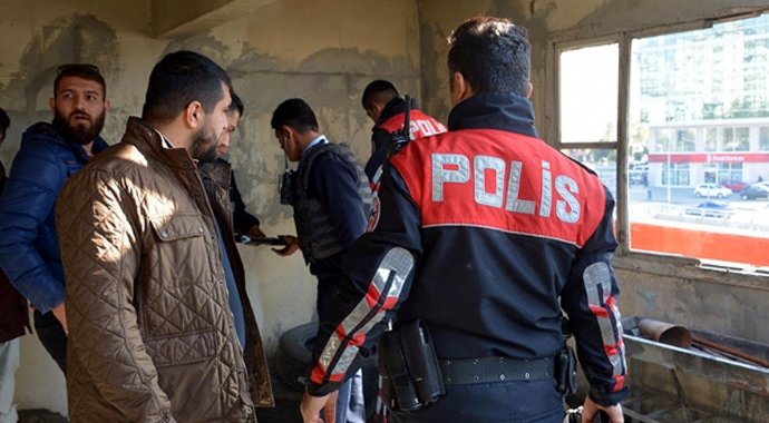 Adana'da polis ekipleri dizi setine baskın yaptı