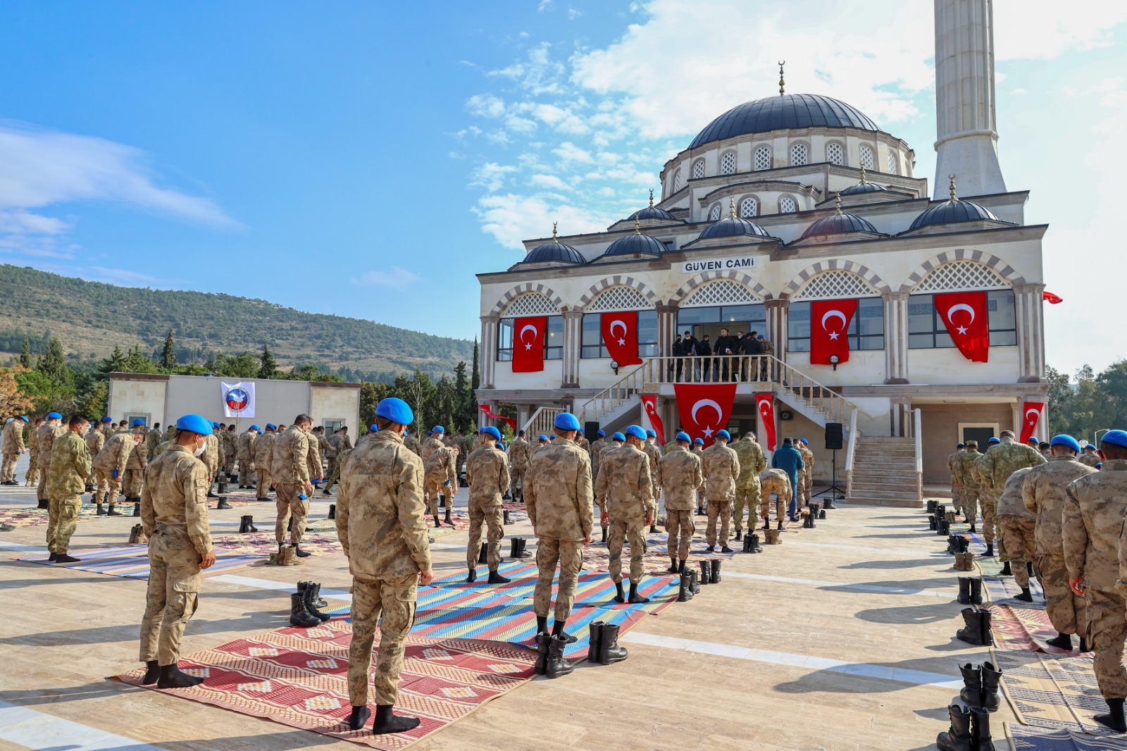 Yeni Foça Jandarma Komando Teröristle Mücadele Harekatı Okul Komutanlığında yaptırılan cami açıldı