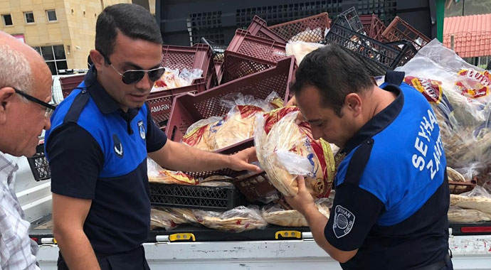 Mide bulandıran olay! Küflü ekmekleri vatandaşa yedireceklerdi