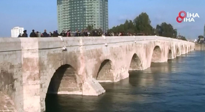 Kız çocuğu köprüden atlayıp kayboldu onlar fotoğraf çektirdi