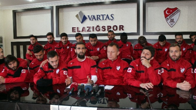 Parasını alamayan Elazığsporlu futbolcular eylem yaptı Parasını alamayan Elazığsporlu futbolcular eylem yaptı