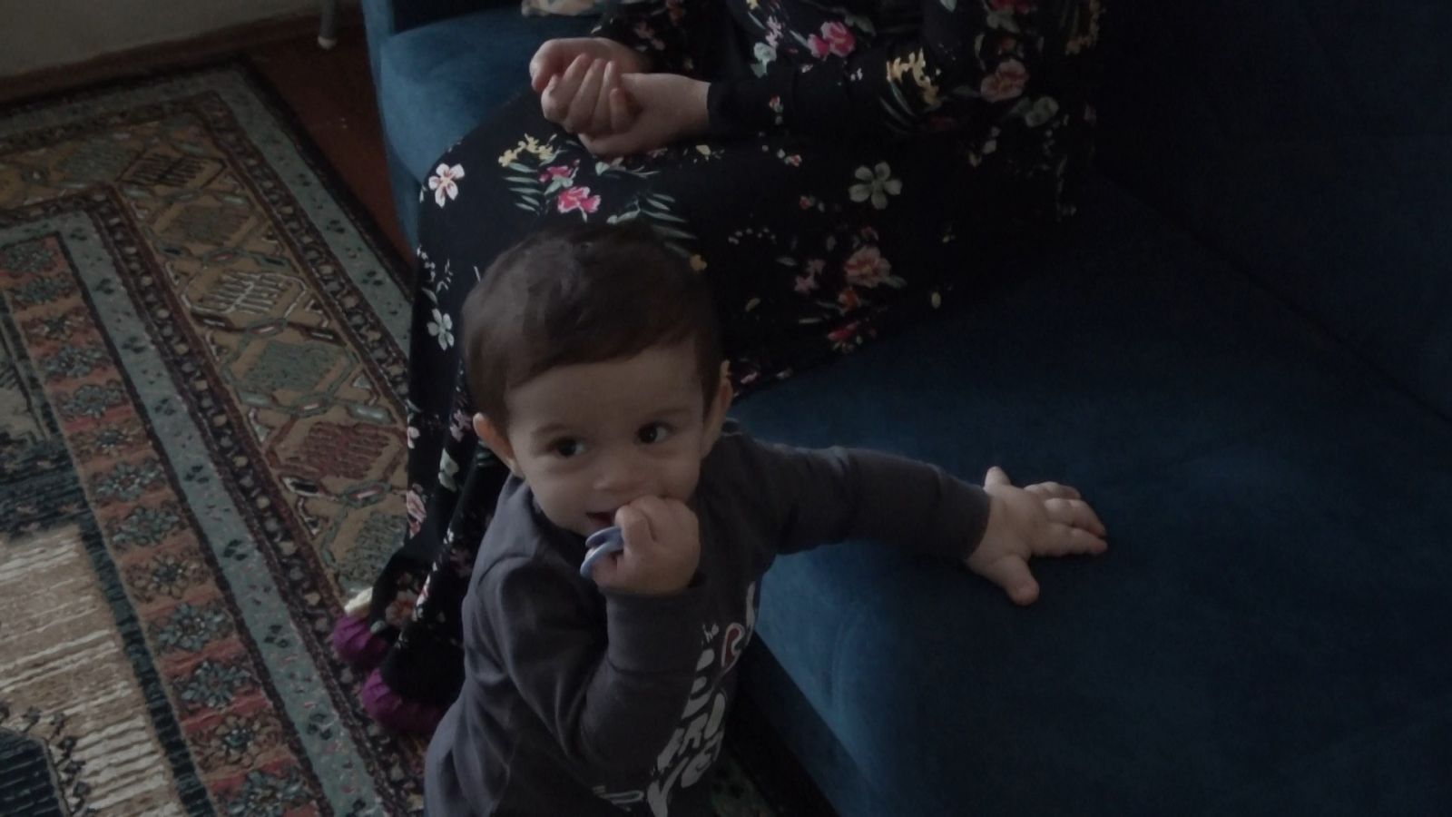 Bir eli dev gibi, diğeri küçücük