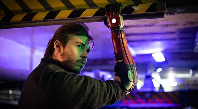 Doğuştan bir eli olmayan adam kendine bilgisayar oyunundaki gibi biyonik kol yaptırdı