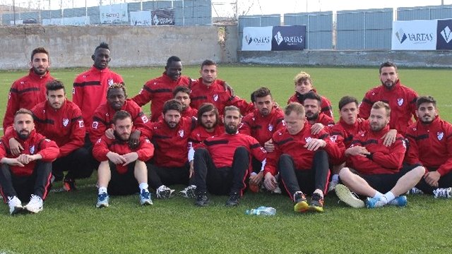 Parasını alamayan Elazığsporlu futbolcular eylem yaptı Parasını alamayan Elazığsporlu futbolcular eylem yaptı