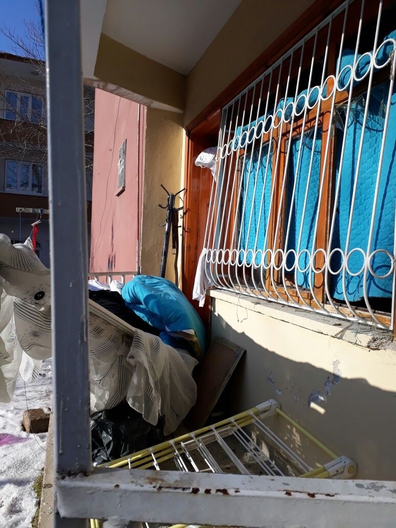 Anlaşmazlık yüzünden akrabasının evine el bombası attı