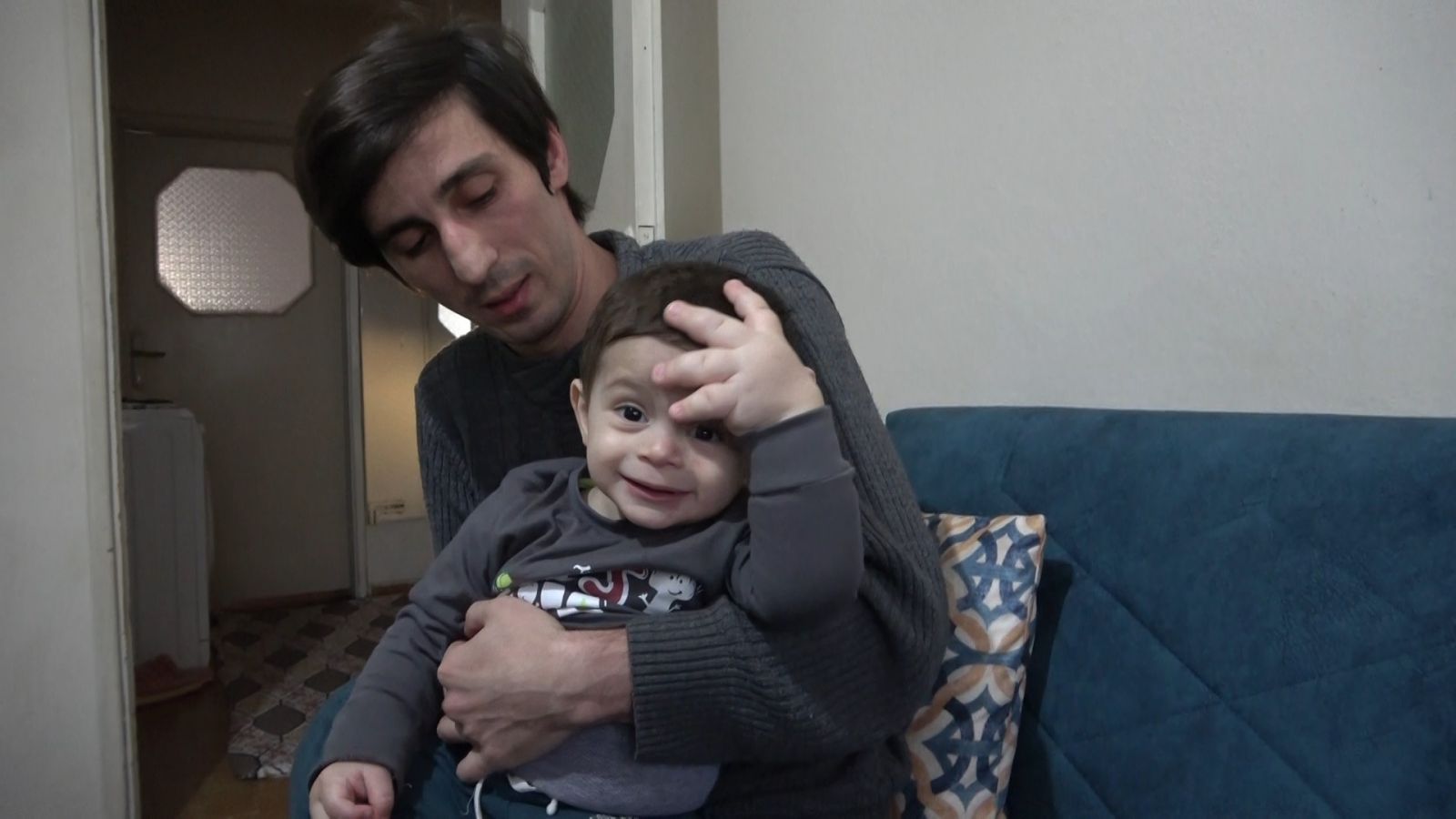 Bir eli dev gibi, diğeri küçücük