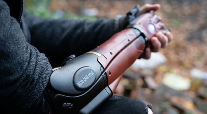 Doğuştan bir eli olmayan adam kendine bilgisayar oyunundaki gibi biyonik kol yaptırdı